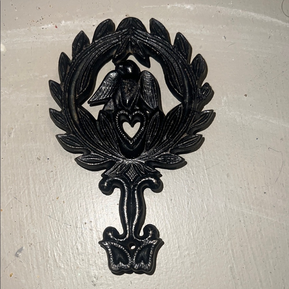 MINI VINTAGE Trivet Cast Iron Eagle with Wreath and Heart 4 1/4